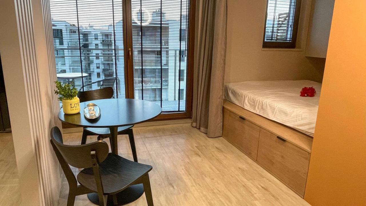 Comfortable 1-Room Apartment Close To The Center Varşovia Exterior foto